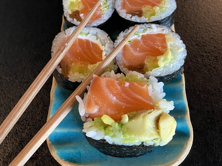 Jak trzymać pałeczki do sushi? Jak jeść sushi?