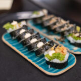 sushi ułożone na talerzu