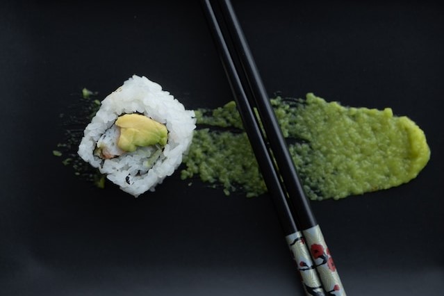Z czego się robi wasabi do sushi?