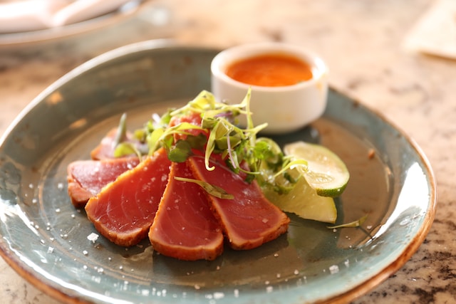Wszystko, co musisz wiedzieć o sashimi, japońskim sposobie serwowania mięsa