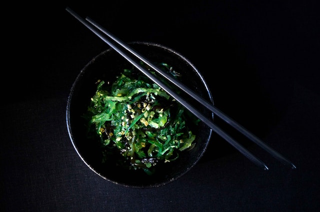 Jak używa się glonów wakame w kuchni japońskiej?