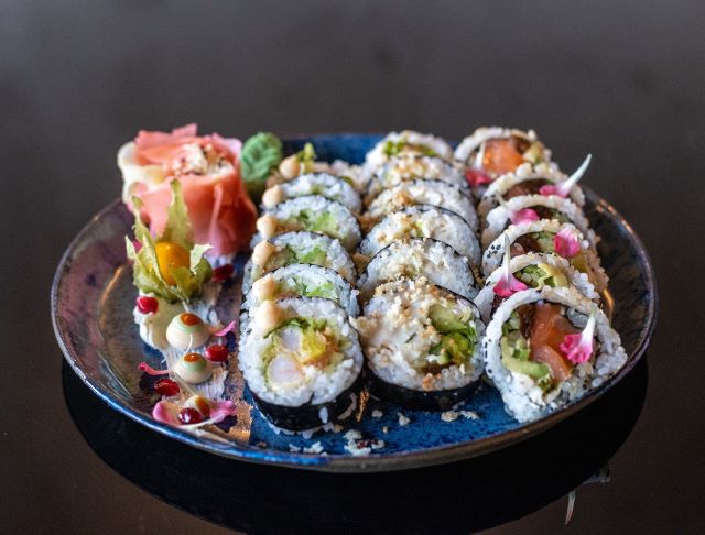 Sushi jako sztuka — w jaki sposób podaje się sushi w restauracjach sushi?