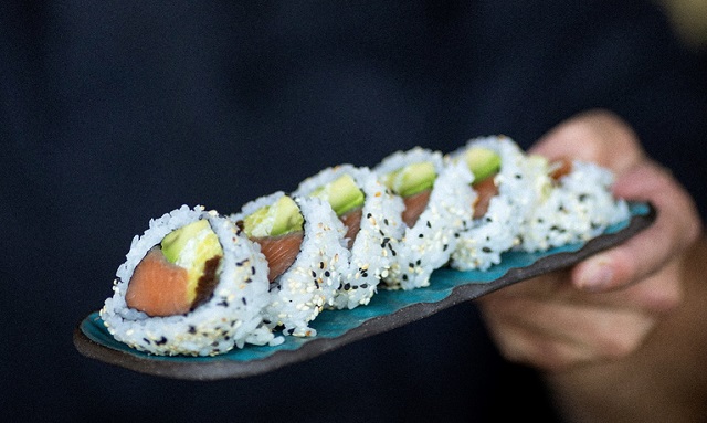 Jak się je sushi, czy sushi je się w całości?