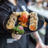 sushi na talerzu podane przez sushimastera