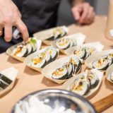 sushi podane na małych talerzykach