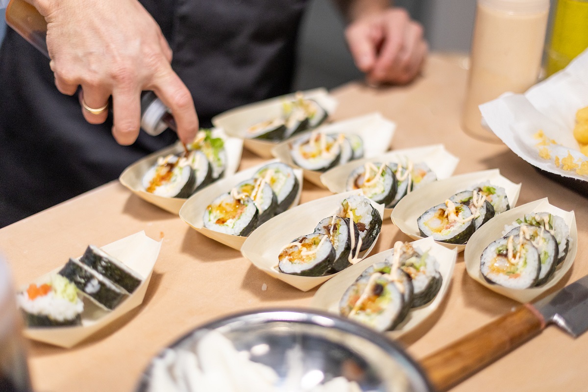 Dlaczego sushi na wesele jest lepszą opcją niż słodki stół?