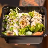 sushi bez surowej ryby zapakowane na wynos