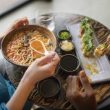 para ciesząca się jedzeniem w restauracji