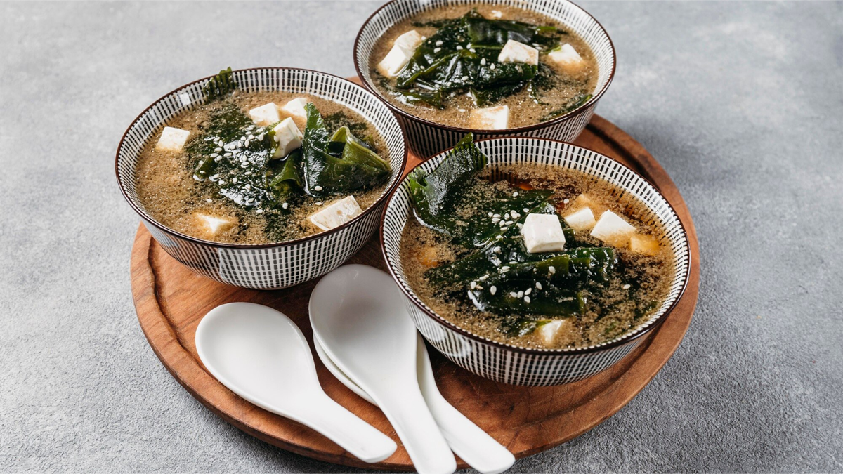 Czym wyróżnia się zupa miso? Jak smakuje zupa miso?