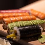 niepokrojone rolki sushi