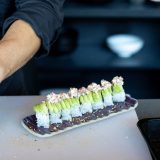 Sushimaster przygotowuje sushi