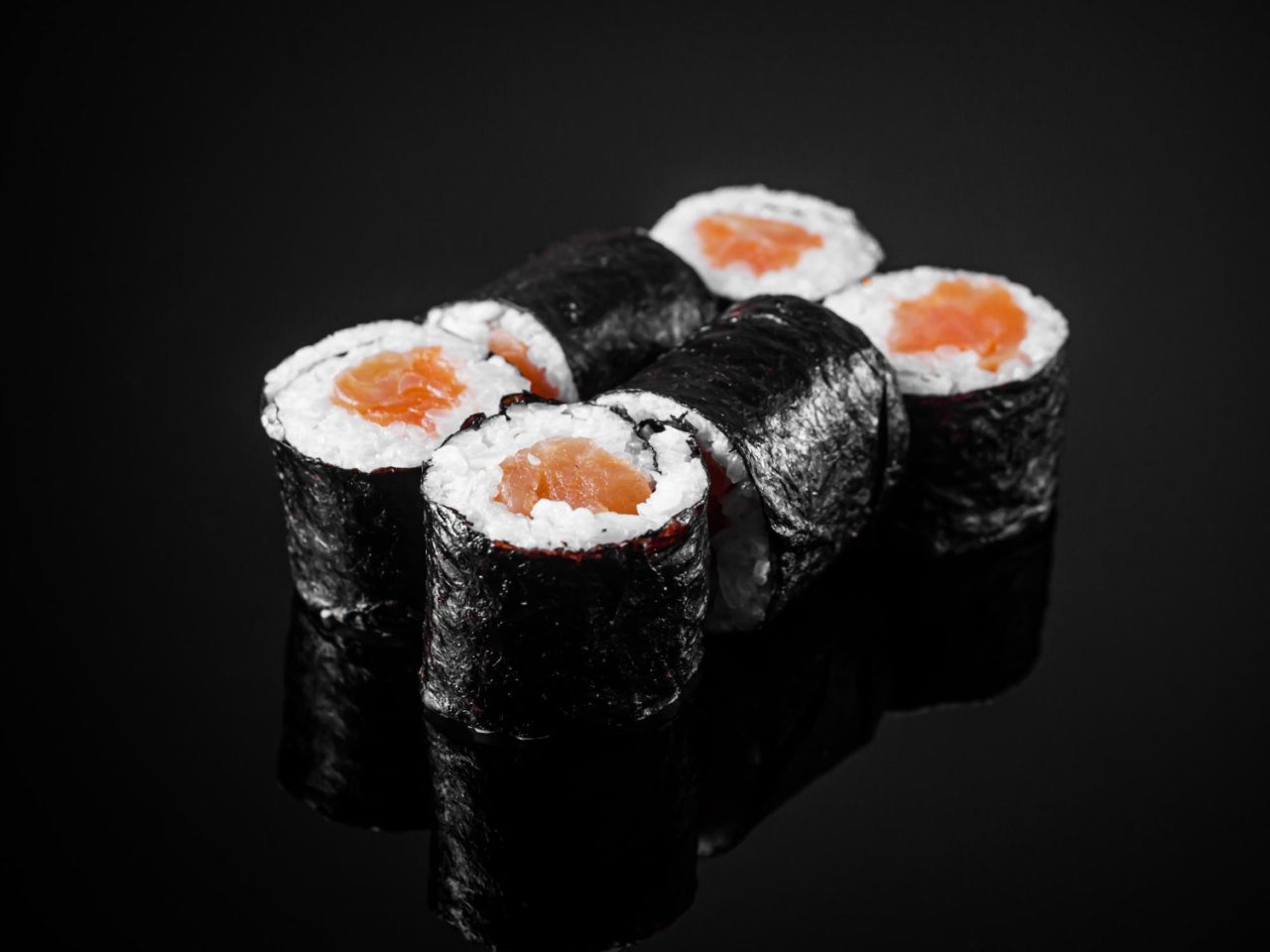 Czym są hosomaki? Co warto wiedzieć o tym rodzaju sushi?