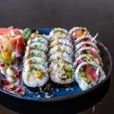 kompozycja sushi na talerzu