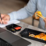Jedzenie sushi na zamówienie